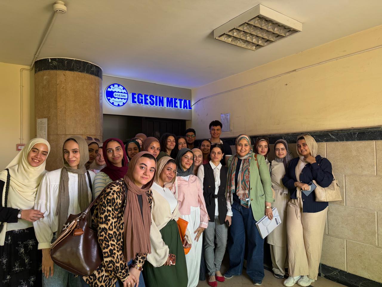 زيارة ميدانية لطلاب قسم الملابس الجاهزة وصناعة الموضة إلى مصانع إنتاج مستلزمات الملابس